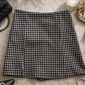 French Kyss Houndstooth Mini Skirt - Black and White
